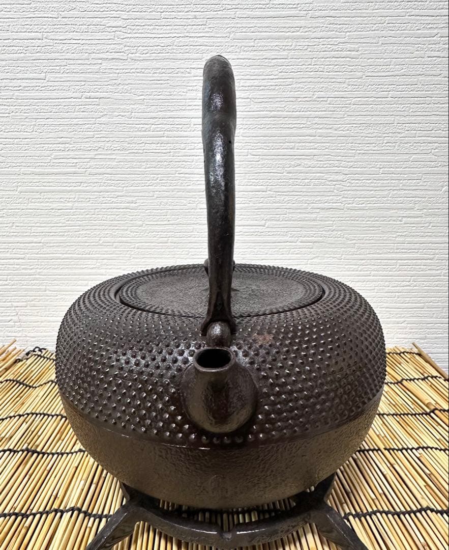 未使用、栞、タグ付 金澤鶴斎(千代吉)造 南部形２０型 姥口アラレ　南部鉄瓶