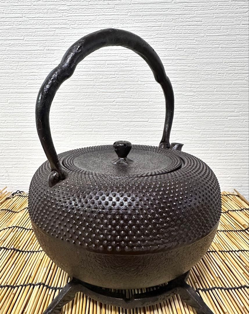 未使用、栞、タグ付 金澤鶴斎(千代吉)造 南部形２０型 姥口アラレ　南部鉄瓶