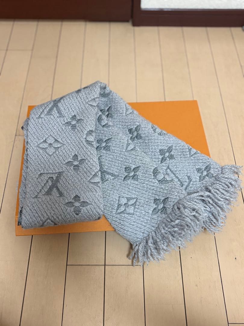 ヴィトン ロゴマニア　マフラー　グレー