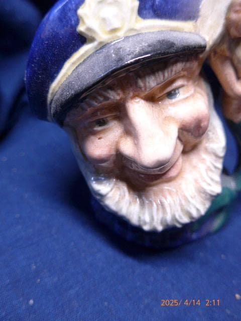 ヴィンテージ ロイヤルドルトンの「old salt」。髭の水夫と人形のジャグ
