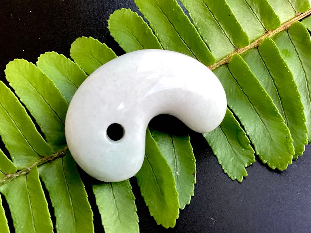 ✳️最後の1個 極上ラベンダー　糸魚川翡翠勾玉　お身近に本物の御守り石を　鑑別書付