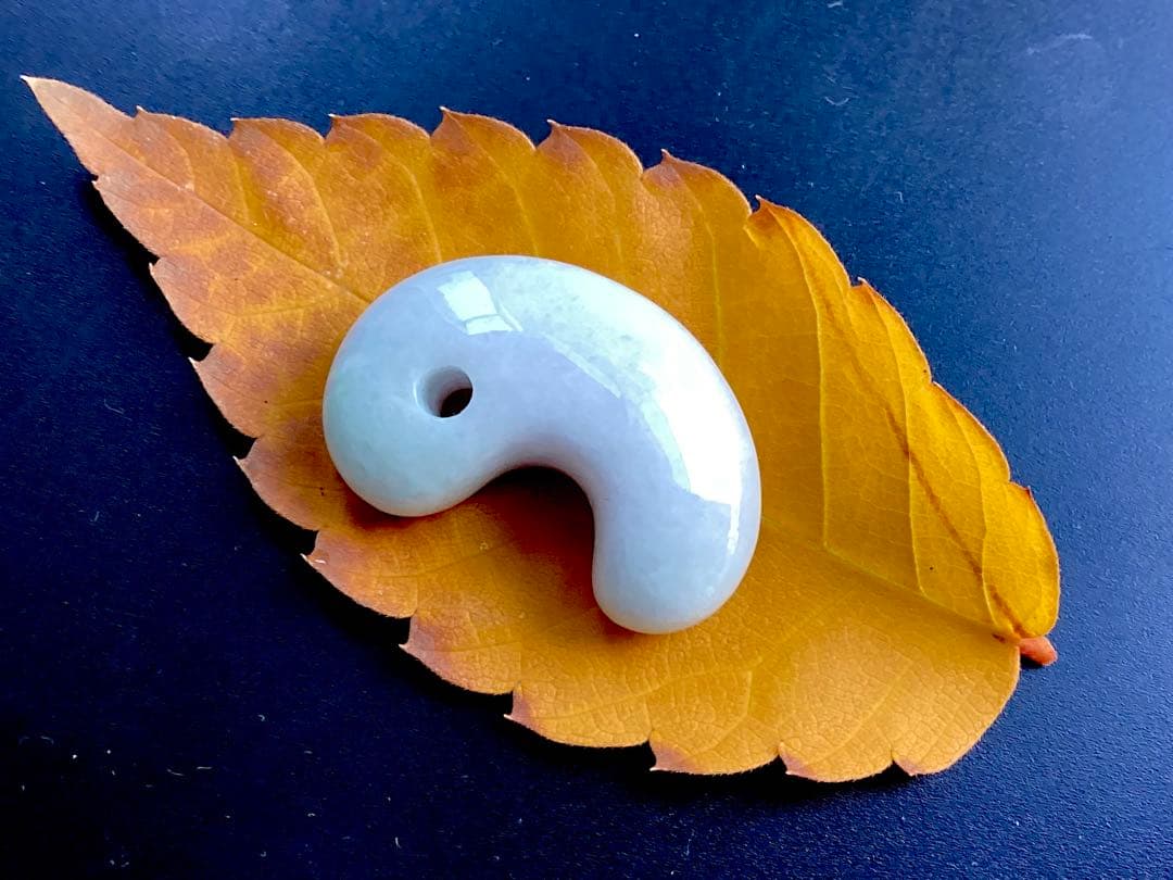 ✳️最後の1個 極上ラベンダー　糸魚川翡翠勾玉　お身近に本物の御守り石を　鑑別書付