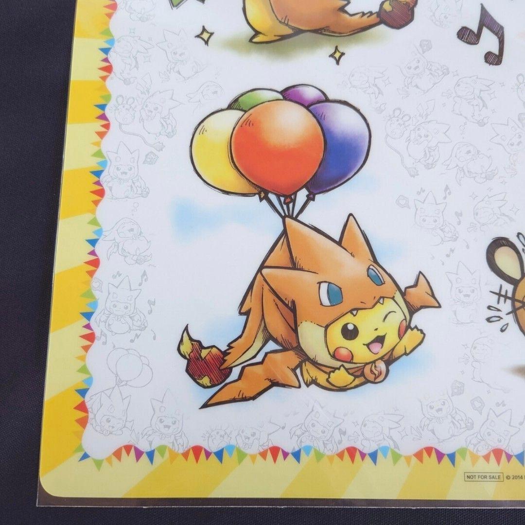 メガリザードンYのポンチョに身を包んだピカチュウ クリアポスターポケモンセンター