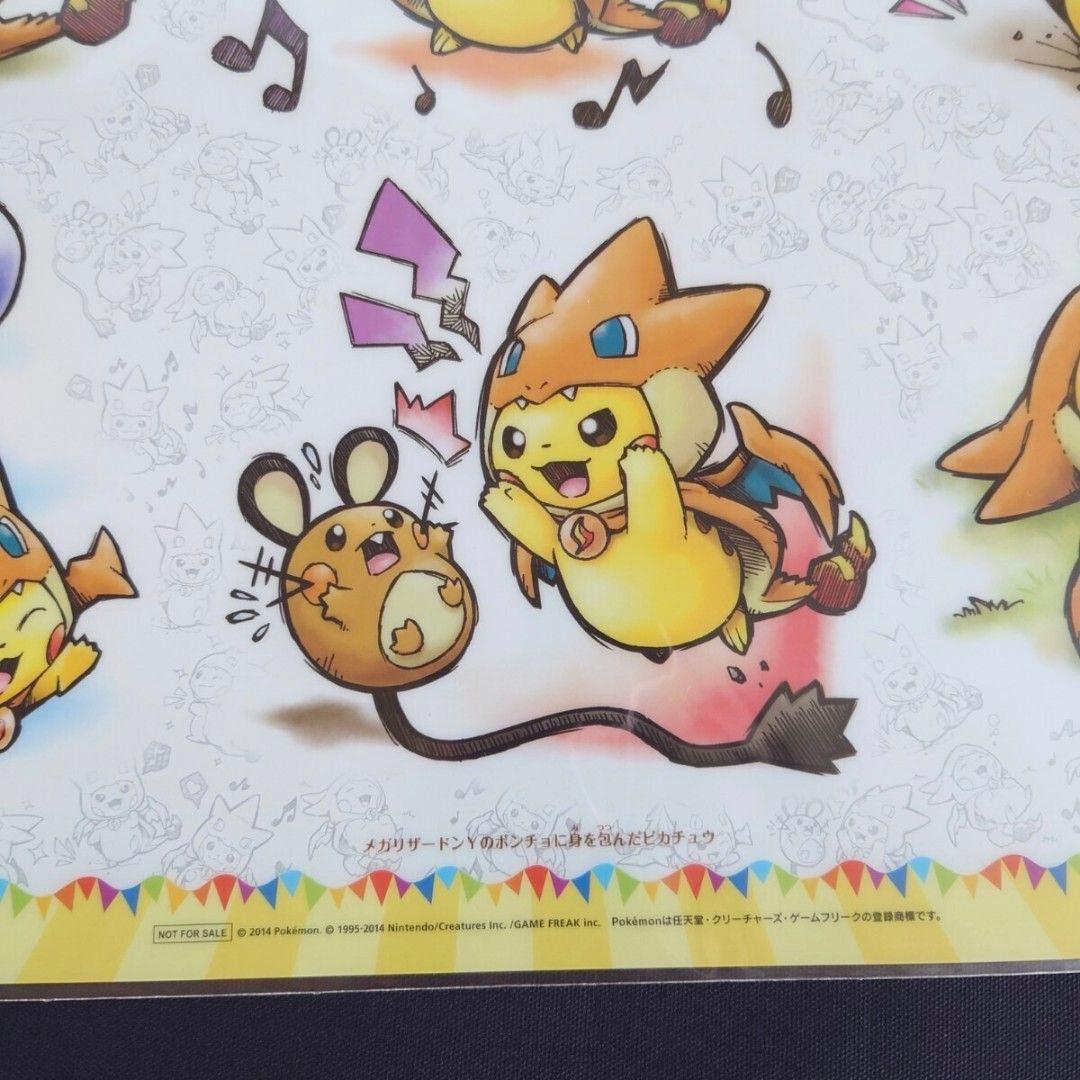 メガリザードンYのポンチョに身を包んだピカチュウ クリアポスターポケモンセンター