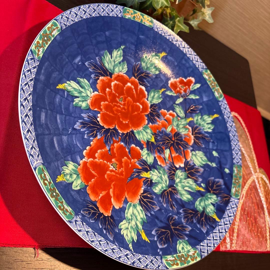 青い背景の牡丹花陶器皿
