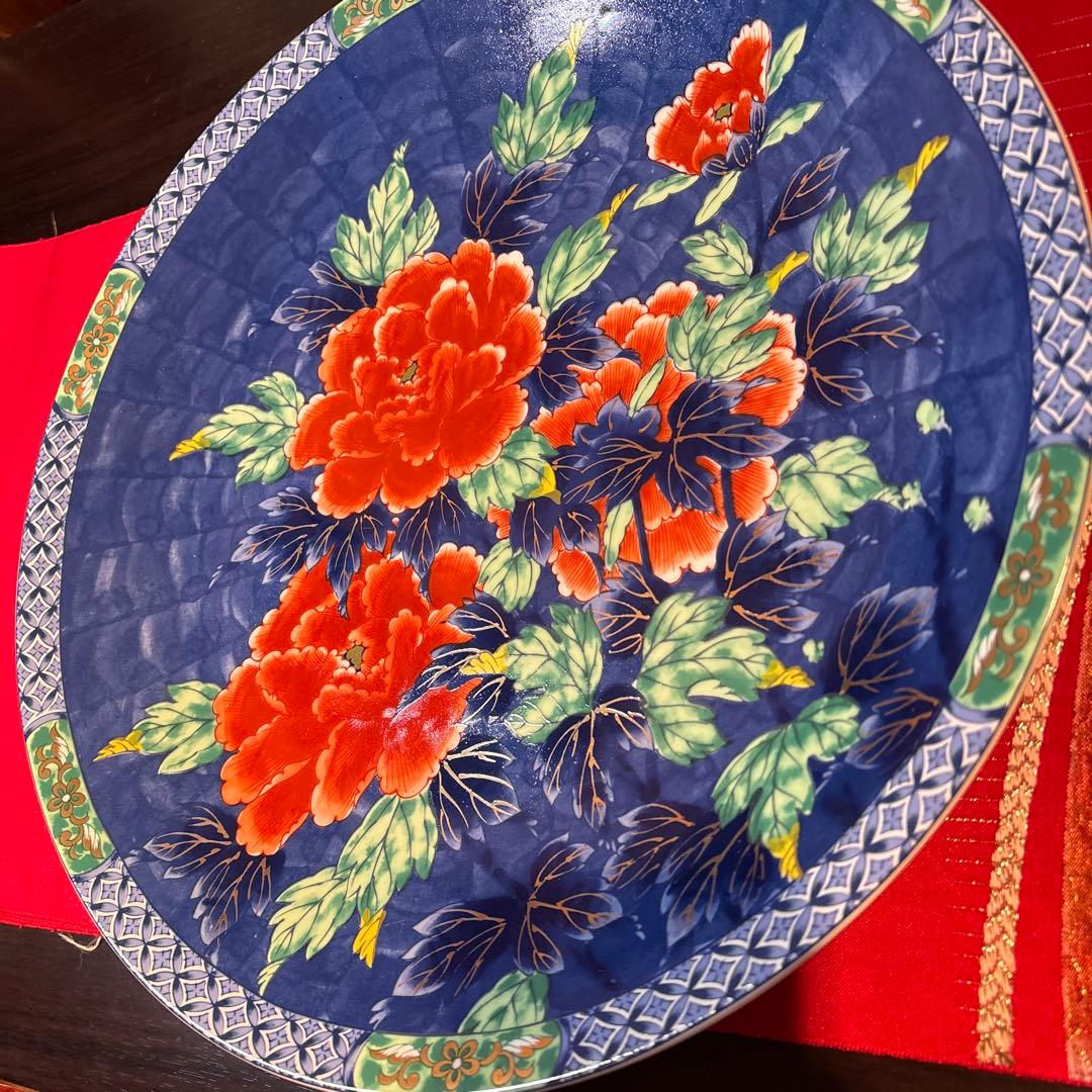 青い背景の牡丹花陶器皿