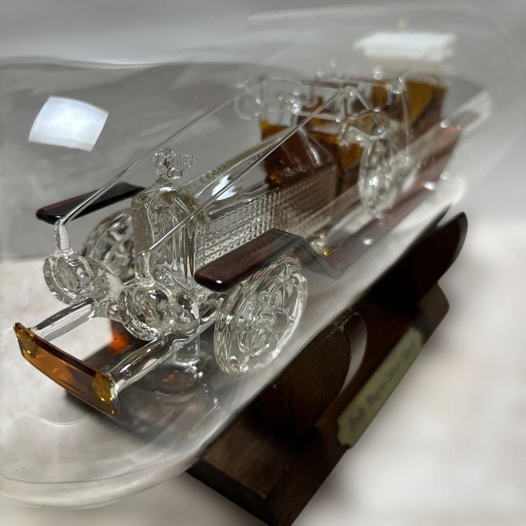 ガラスのボトルシップに入ったロールス・ロイスのガラス細工