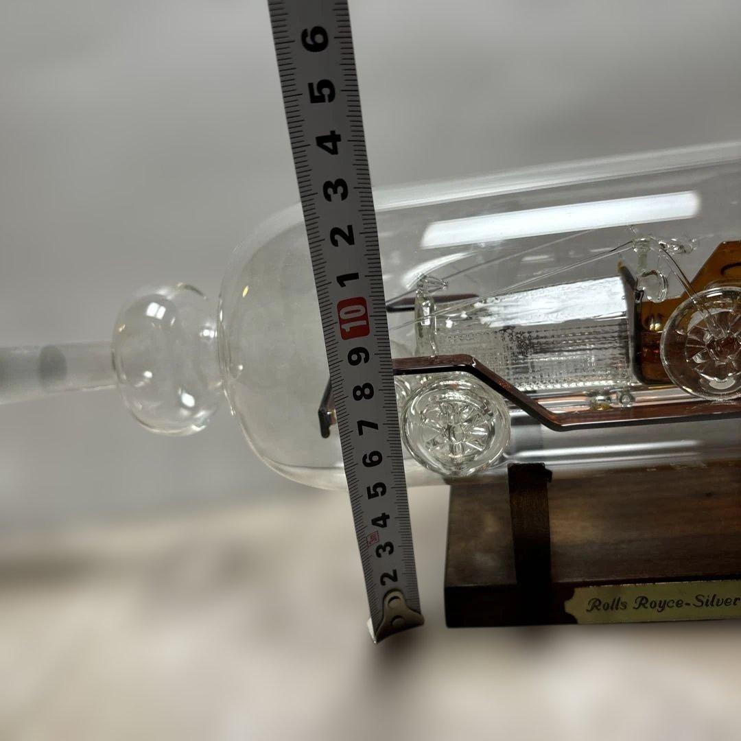 ガラスのボトルシップに入ったロールス・ロイスのガラス細工