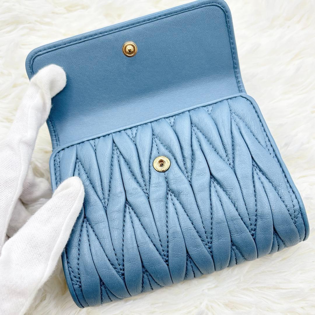 極美品✨現行ロゴ ミュウミュウ マテラッセ 三つ折り財布 ブルー RFID
