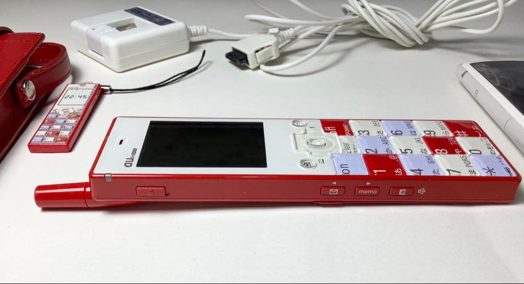 au INFOBAR 初代 ニシキゴイNISHIKIGOIと2世代目GRAY