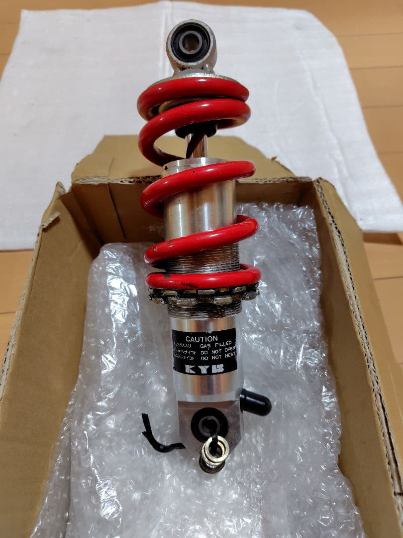 ミ*ク様 ホンダ NS-1 KYB カヤバ リアショック サスペンション 赤 車