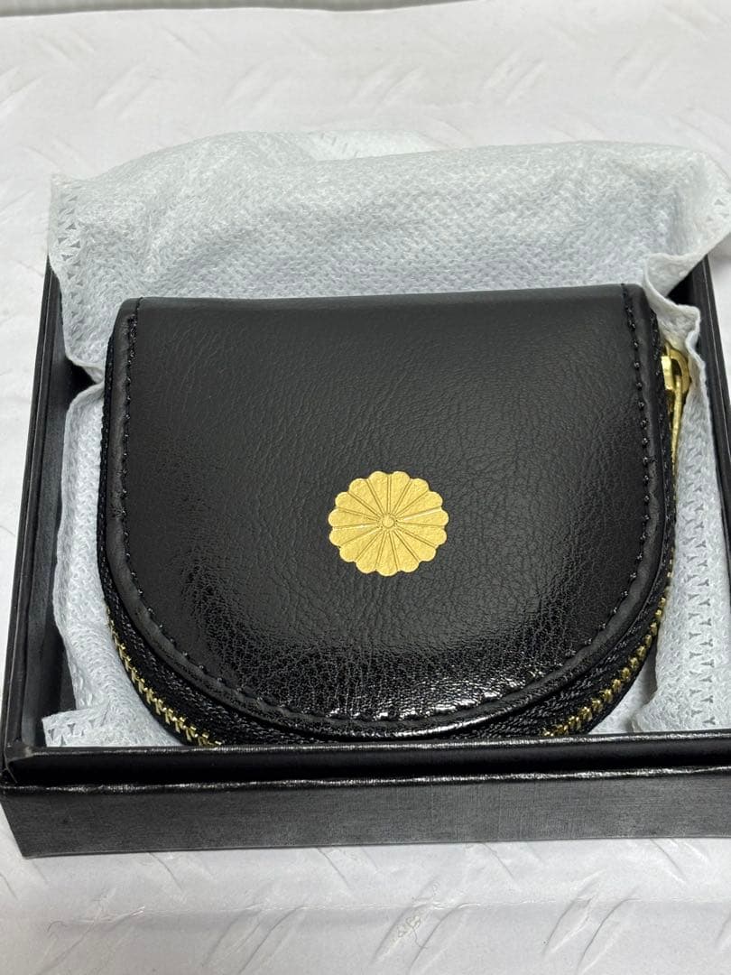 キ*e様 皇居限定　レザー ケース 黒 ゴールド装飾