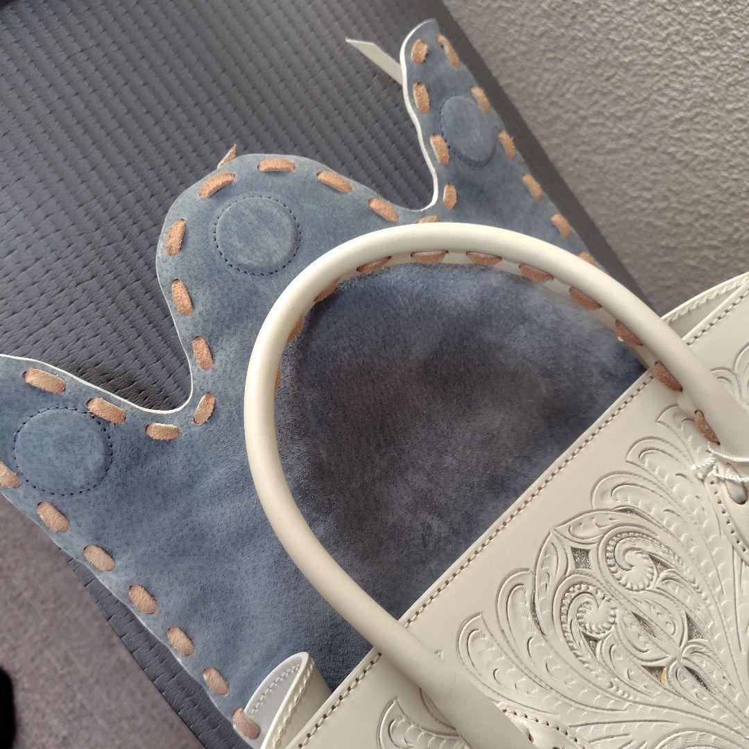 【専用です】グレイスコンチネンタル◇カービングバッグ◇白＆メタリック