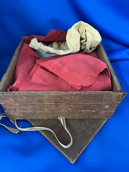 中国古美術　宋時代蓮花型影青皿　共箱、共布、共紙付き　Xg-74