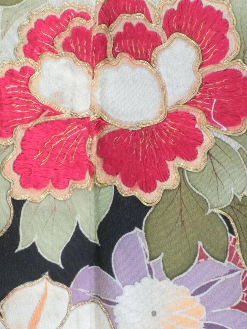 【Q4040】Ｂアンティークお仕立て上がり正絹振袖　黒地に花車模様　金糸刺繍