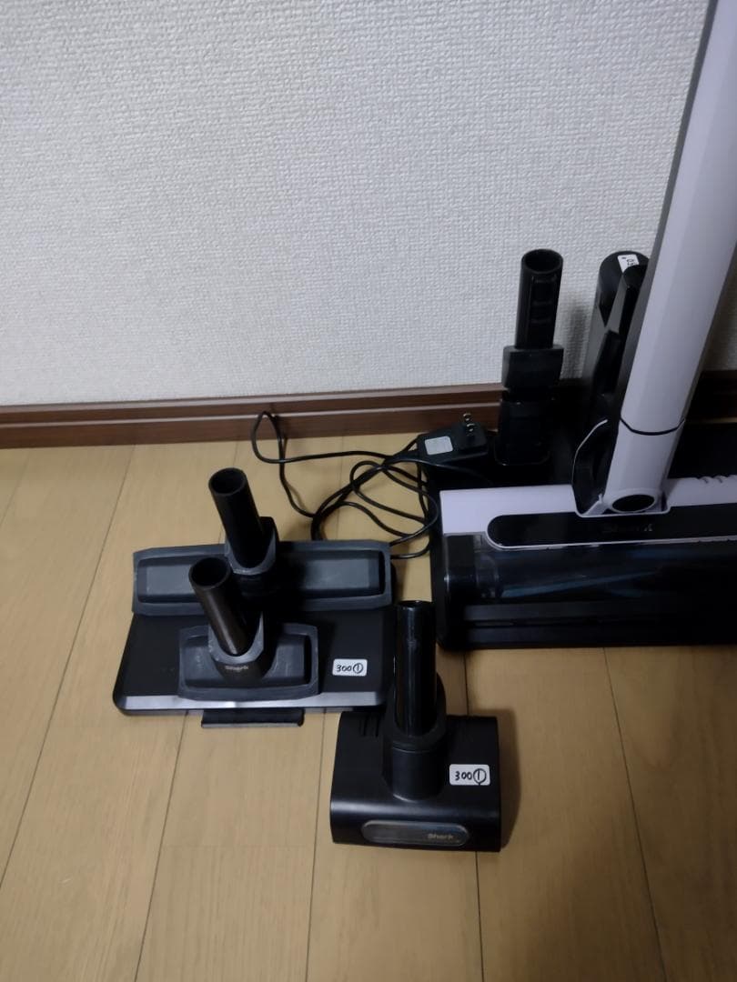 シャーク★コードレスクリーナー★CS300JWH★バッテリー新品と同等★1