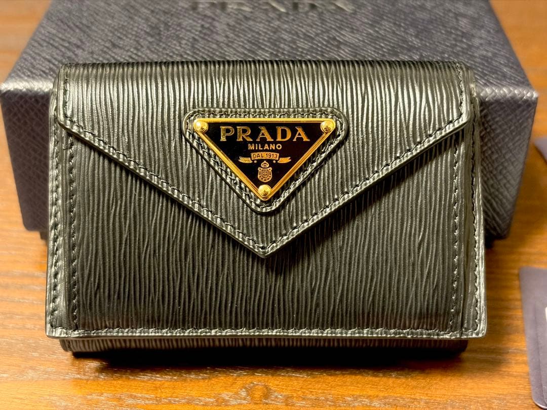 【新品】PRADAミニ財布 RFID 三つ折り財布 トライアングル 1MH021