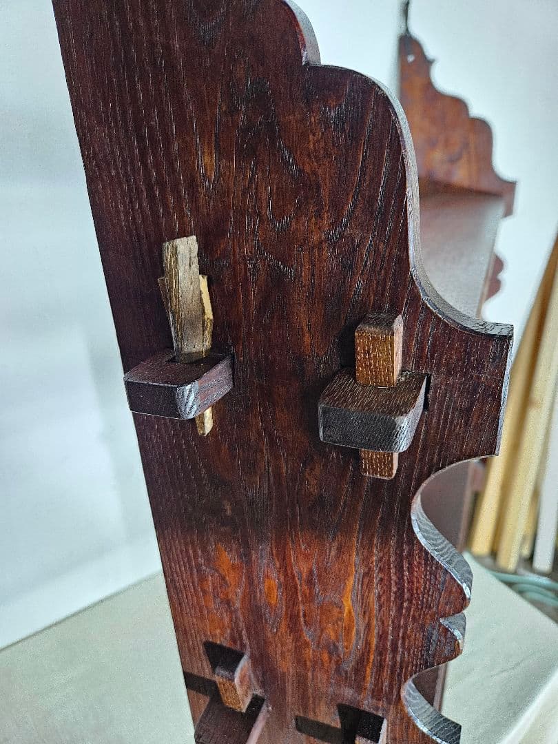 ヴィンテージ 古い無垢のウォールシェルフ 楔式 壁掛け 飾り棚 3段 陳列棚