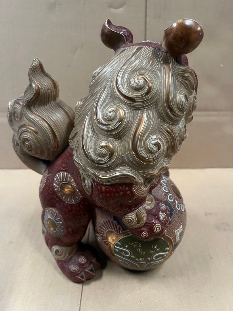 獅子の陶器置物