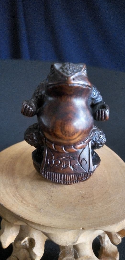 根付け、木彫カエル彫刻 約5cm ダークブラウン、重さ約23g