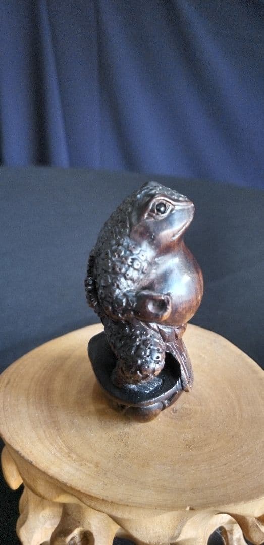 根付け、木彫カエル彫刻 約5cm ダークブラウン、重さ約23g
