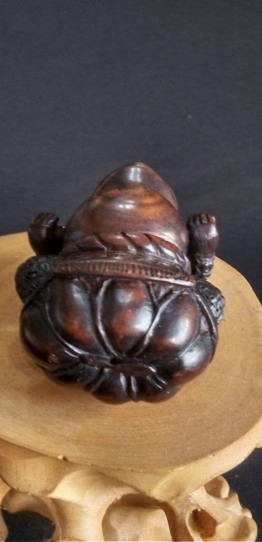 根付け、木彫カエル彫刻 約5cm ダークブラウン、重さ約23g