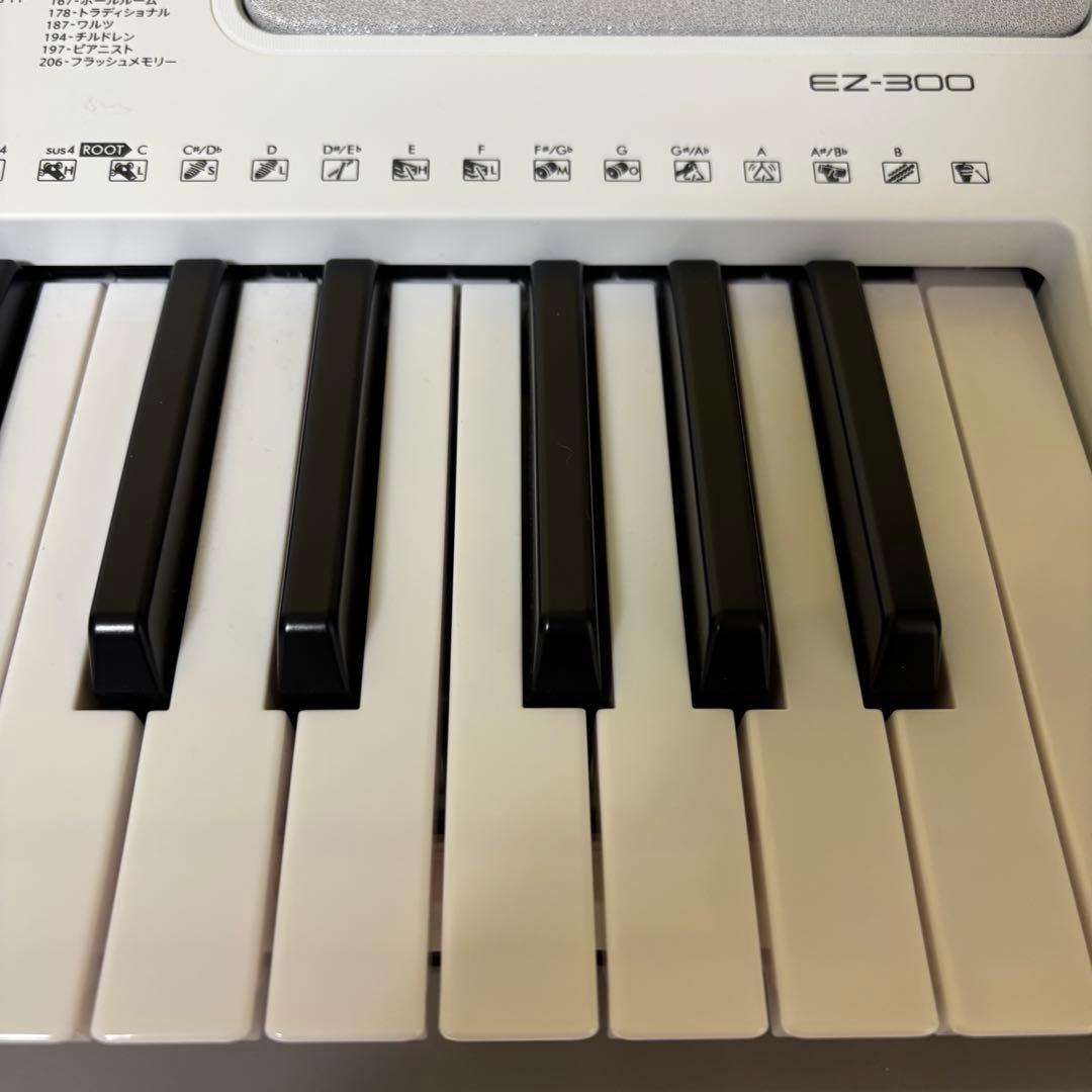 【極美品】 YAMAHA 電子キーボード EZ-300 ホワイト ピアノ 音楽