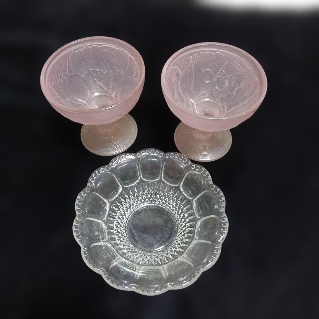 140..ピンクガラスカップ2個と透明皿のセット、絵画のモチーフ使用