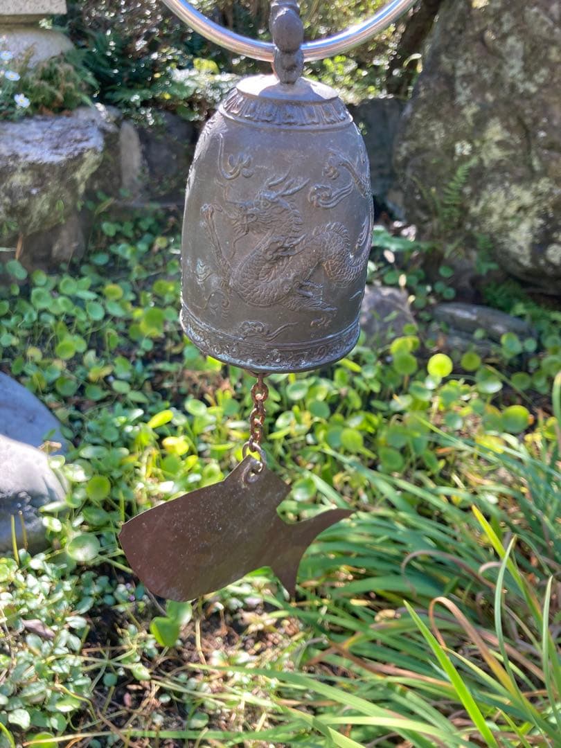 ドラゴン彫刻の金属製装飾ベル