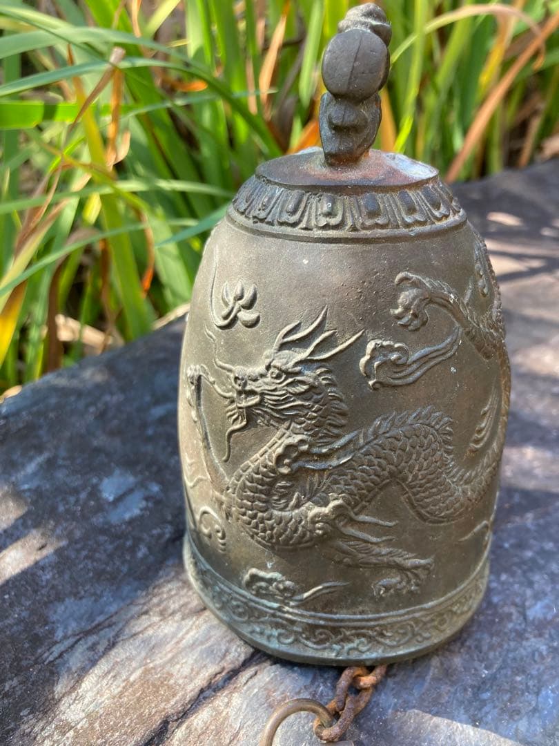 ドラゴン彫刻の金属製装飾ベル