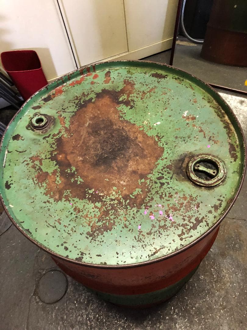 赤緑の金属製ドラム缶