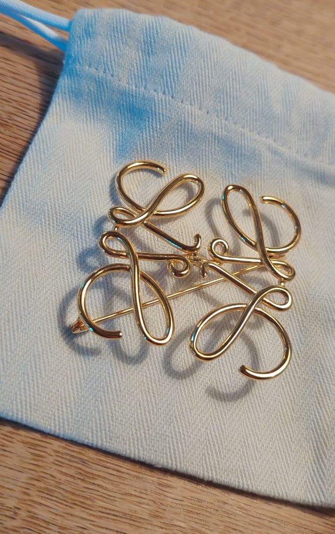 ロエベ　ブローチ　アナグラム　ゴールド　新品