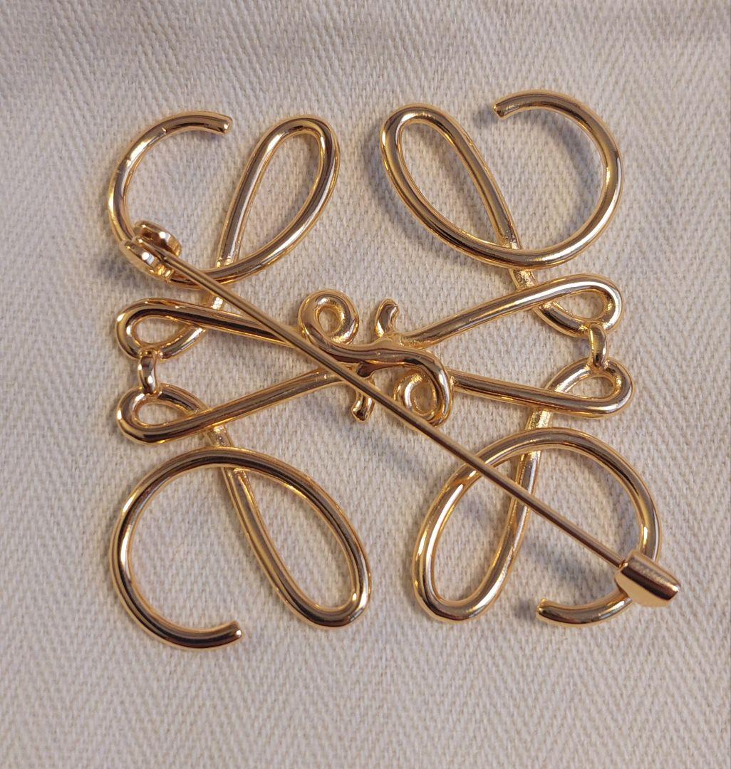 ロエベ　ブローチ　アナグラム　ゴールド　新品