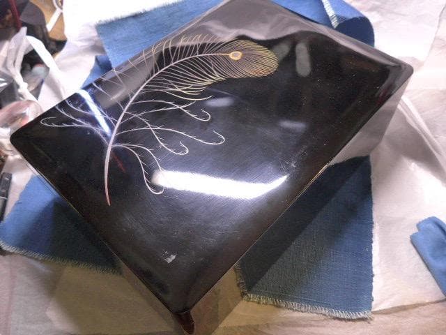 美しい黒塗りの文箱です。青貝の象嵌があり意匠が綺麗です。勲章の副賞です