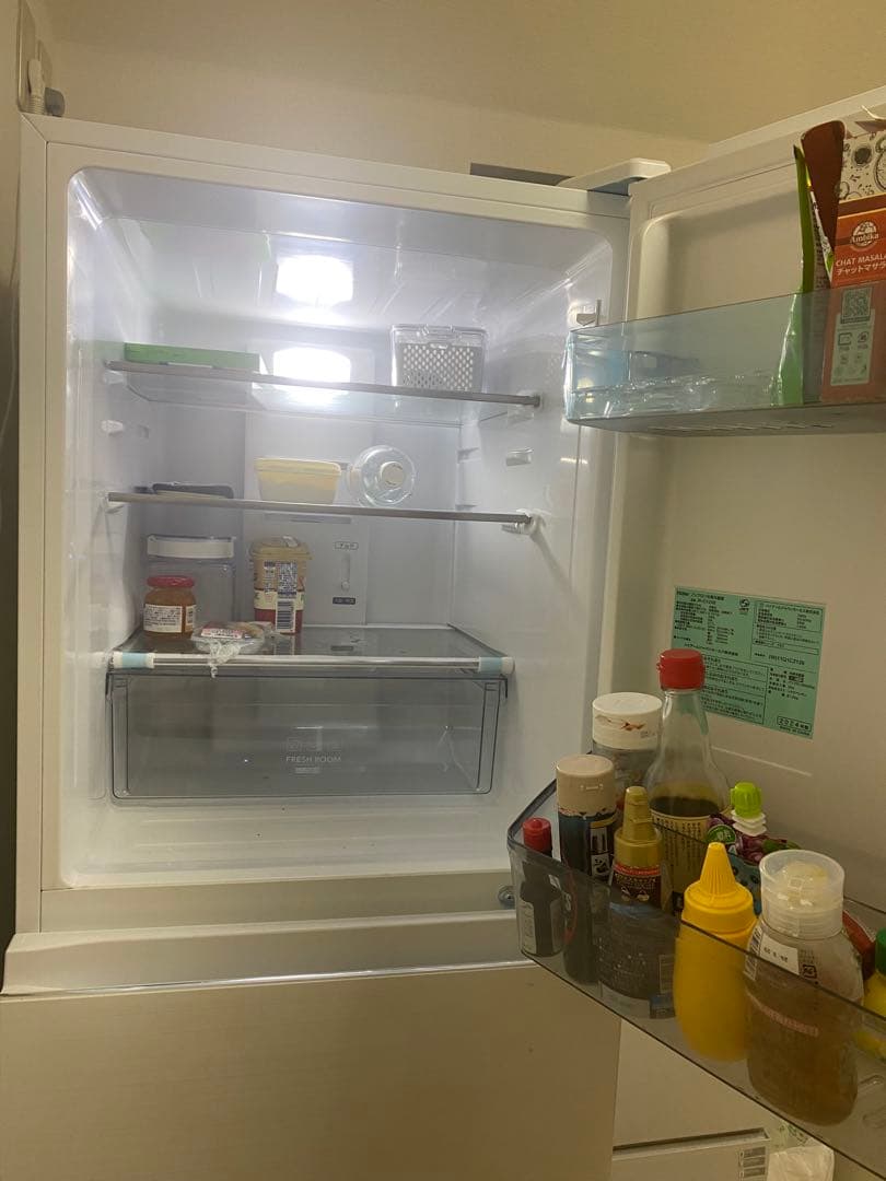 や*ま様 (HURRY 本日の廃棄 )ホワイト 2ドア冷蔵庫 冷凍室下部