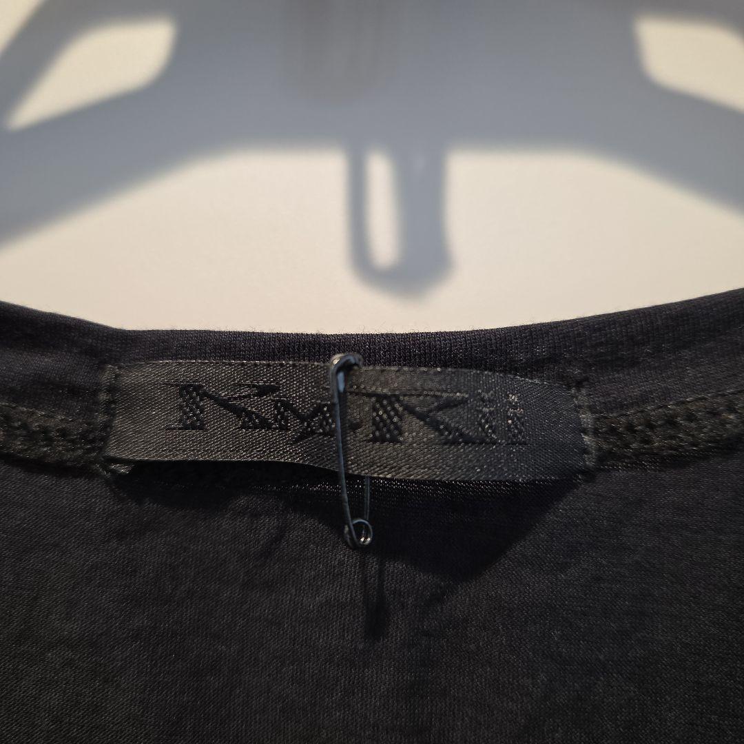 ケムリ スカルと花のグラフィックTシャツ