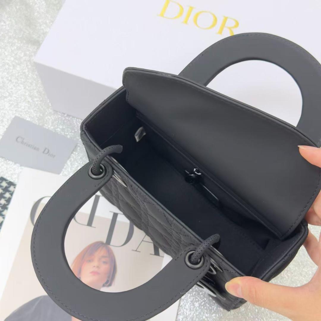 極美品 ブラックキルティングショルダーバッグ~~