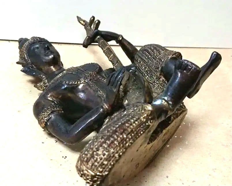 密教法具を持つチベット仏像