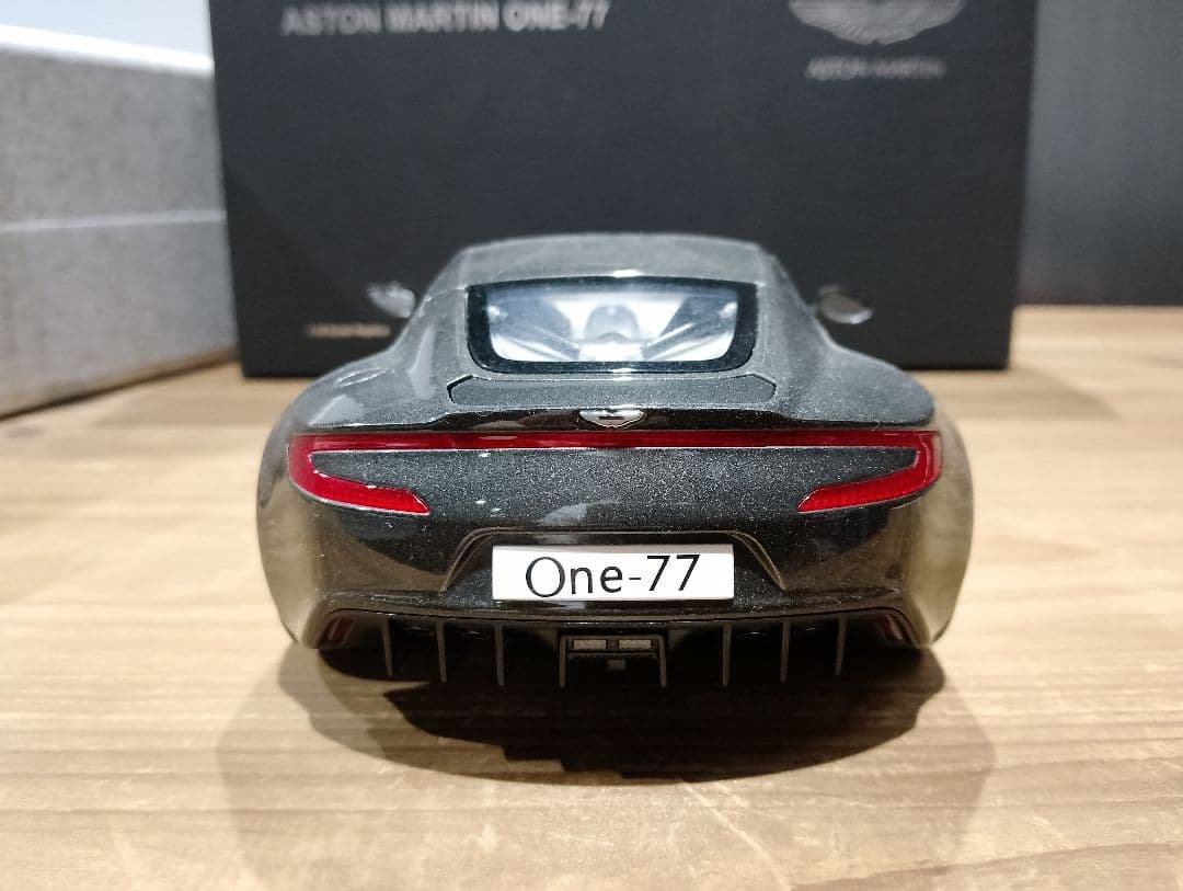 1/18 オートアート　アストンマーティン ONE-77　ミニカー　グレー