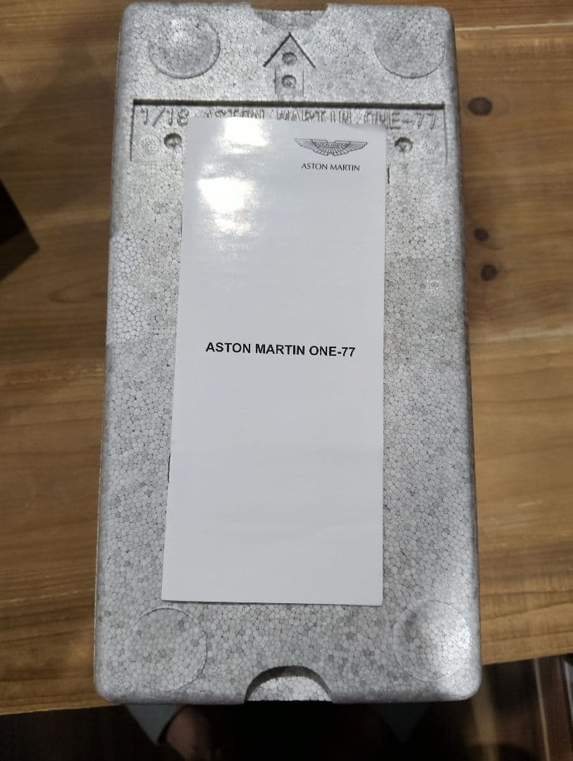 1/18 オートアート　アストンマーティン ONE-77　ミニカー　グレー