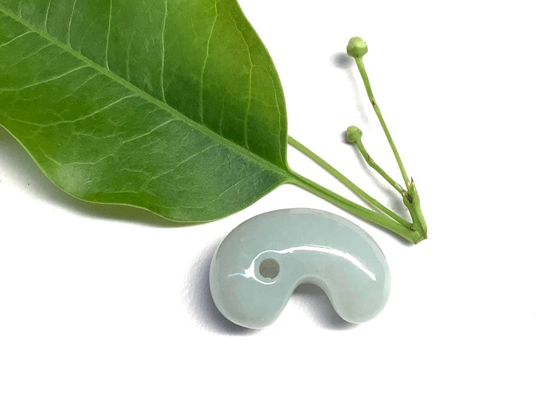 ⭕️1個だけ本物ジェダイトをお持ちください　糸魚川翡翠勾玉　ロウカン‼️機械鑑定付