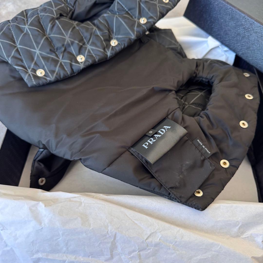プラダ　ダウンジャケット 犬用 ペットダウン prada 黒 トライアングル