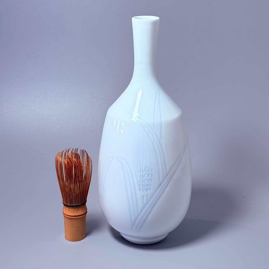 国重要無形文化財　井上萬二　作　白磁麦彫文様花瓶　究極の造形美　高さ26㎝