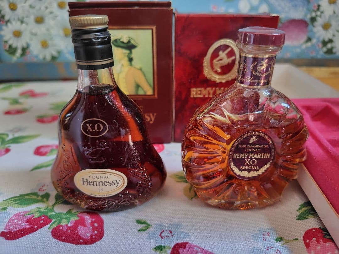 ヘネシー ミニボトル 2本　カミュ　ブック　紳士と淑女 天使の戯れ ブック