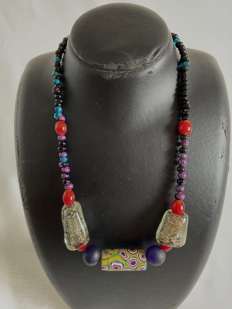 エスニックジュエリー！「古代ガラスと赤メノウとジャワ手作りビーズ」ネックレス