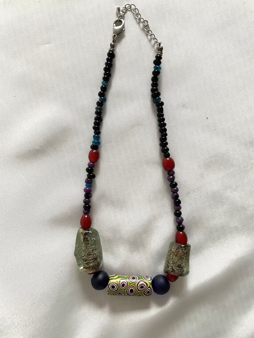 エスニックジュエリー！「古代ガラスと赤メノウとジャワ手作りビーズ」ネックレス