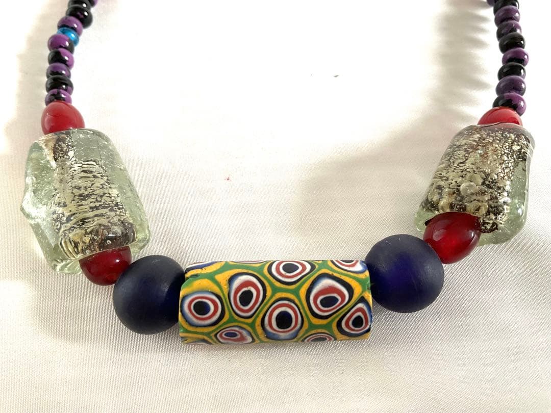 エスニックジュエリー！「古代ガラスと赤メノウとジャワ手作りビーズ」ネックレス