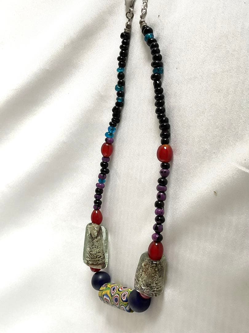 エスニックジュエリー！「古代ガラスと赤メノウとジャワ手作りビーズ」ネックレス