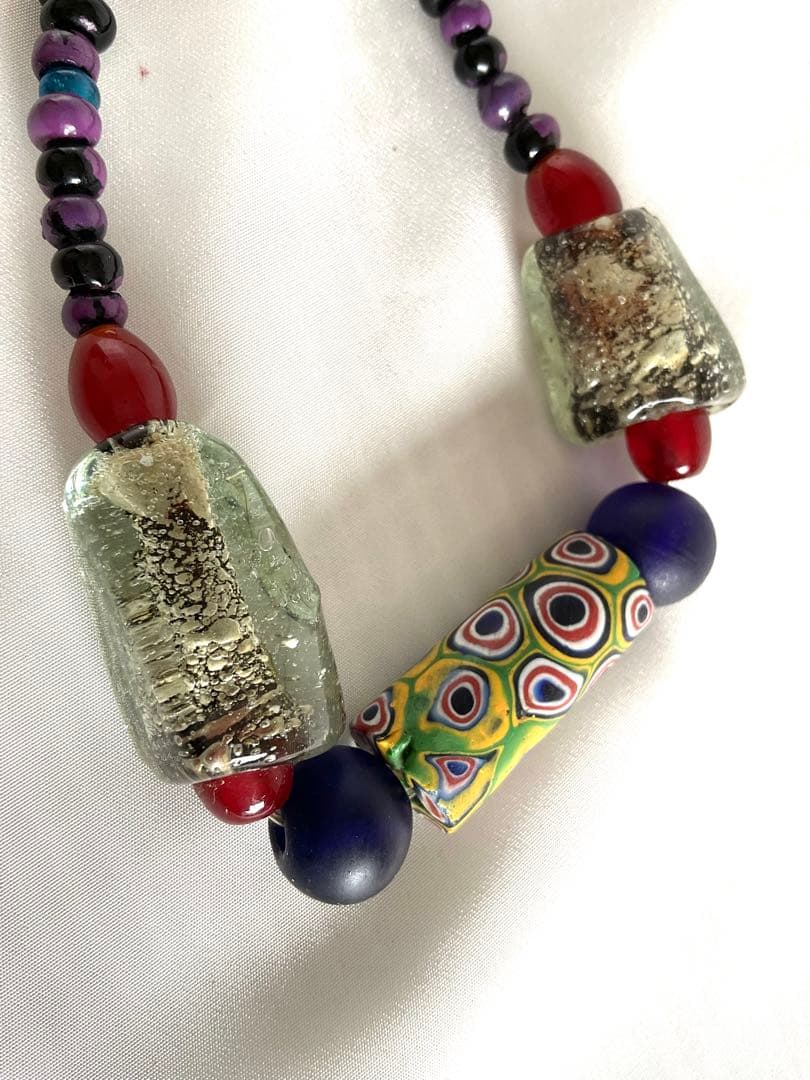 エスニックジュエリー！「古代ガラスと赤メノウとジャワ手作りビーズ」ネックレス