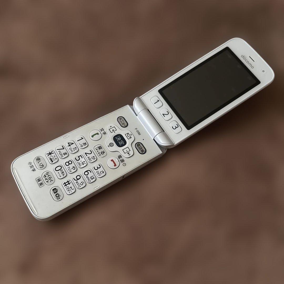 docomo らくらくホン F-01M ホワイト